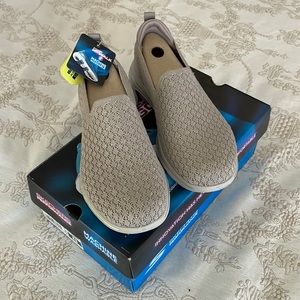 NWT Womens size 8 Skechers GoWalk 5 Taupe/metallic upper w/taupe soles